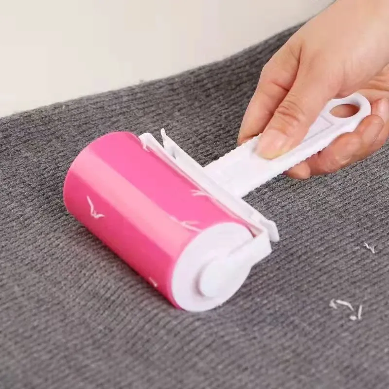 Nettoyage de vêtements avec le rouleau anti-peluches