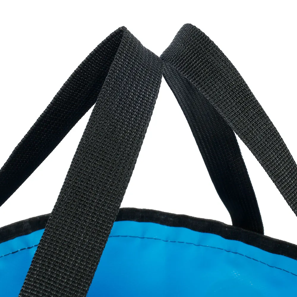 Seau pliant rangé dans un sac