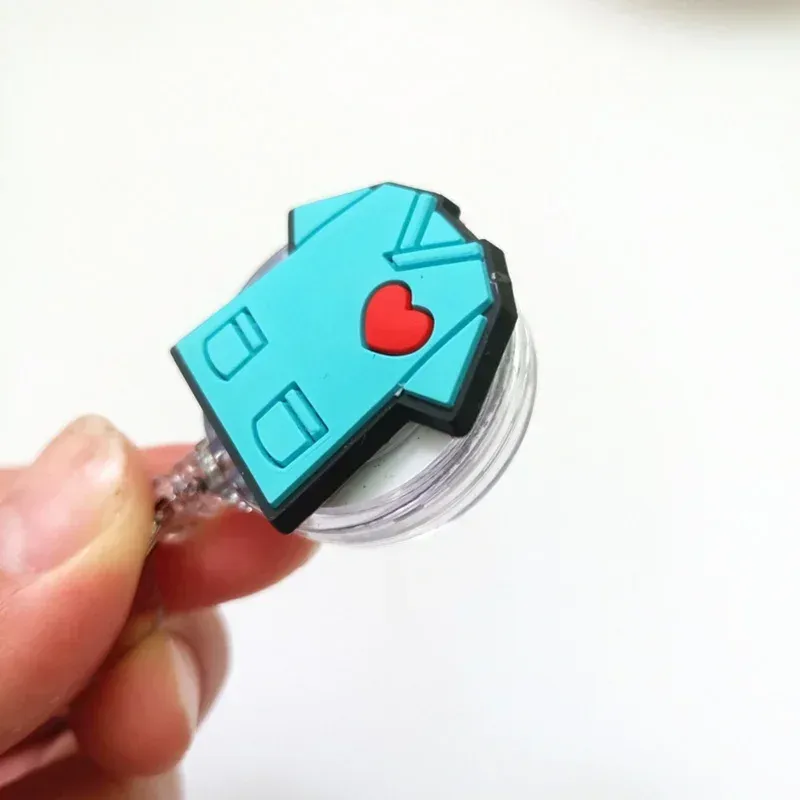 Porte-badge rétractable mignon à motif dessin animé pour médecin et infirmière 4