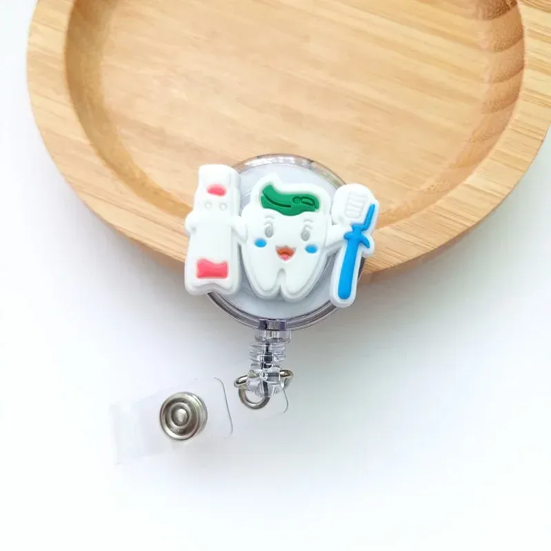 Porte-badge rétractable mignon à motif dessin animé pour médecin et infirmière 17