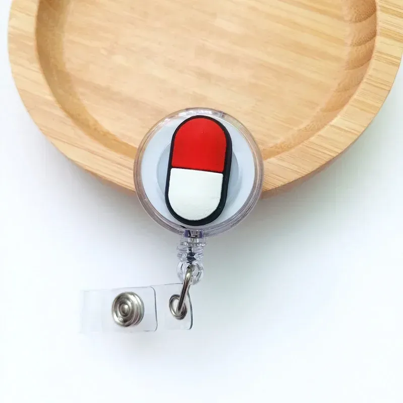 Porte-badge rétractable mignon à motif dessin animé pour médecin et infirmière 15