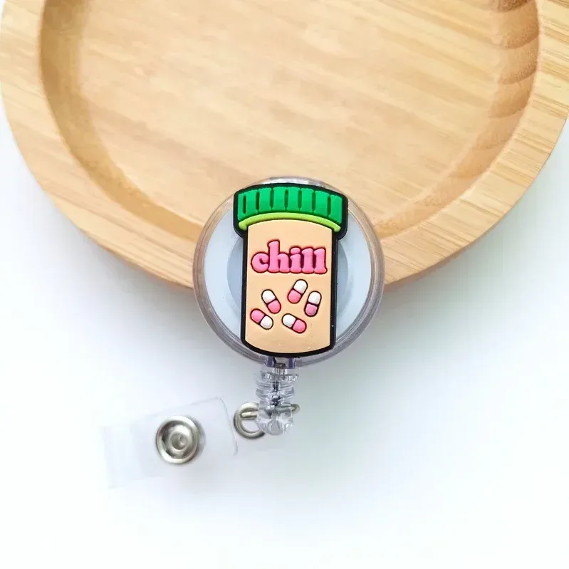 Porte-badge rétractable mignon à motif dessin animé pour médecin et infirmière 16