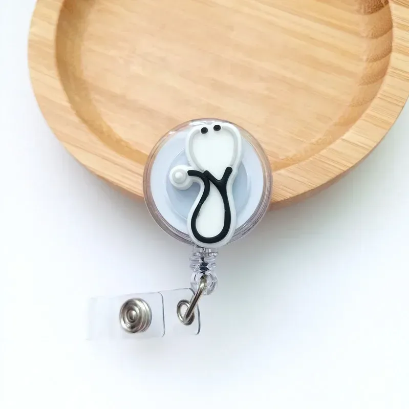 Porte-badge rétractable mignon à motif dessin animé pour médecin et infirmière 11