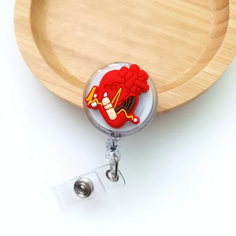 Porte-badge rétractable mignon à motif dessin animé pour médecin et infirmière 12
