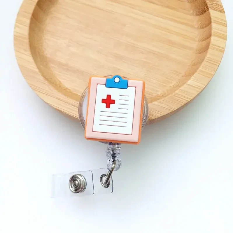 Porte-badge rétractable mignon à motif dessin animé pour médecin et infirmière 23