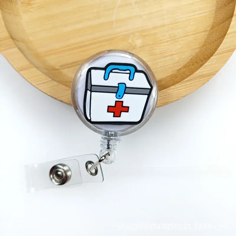 Porte-badge rétractable mignon à motif dessin animé pour médecin et infirmière 7