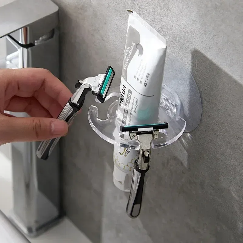 Rangement pratique pour brosses à dents dans une petite salle de bain