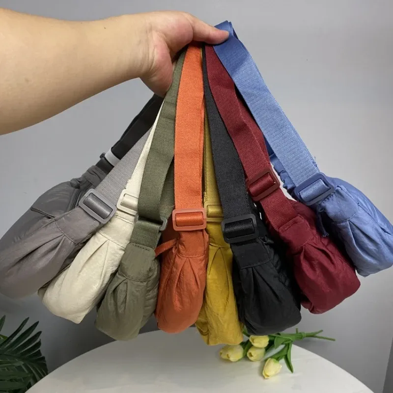 Sac à bandoulière Hobo en nylon décontracté pour femme, forme demi-lune - Image 1