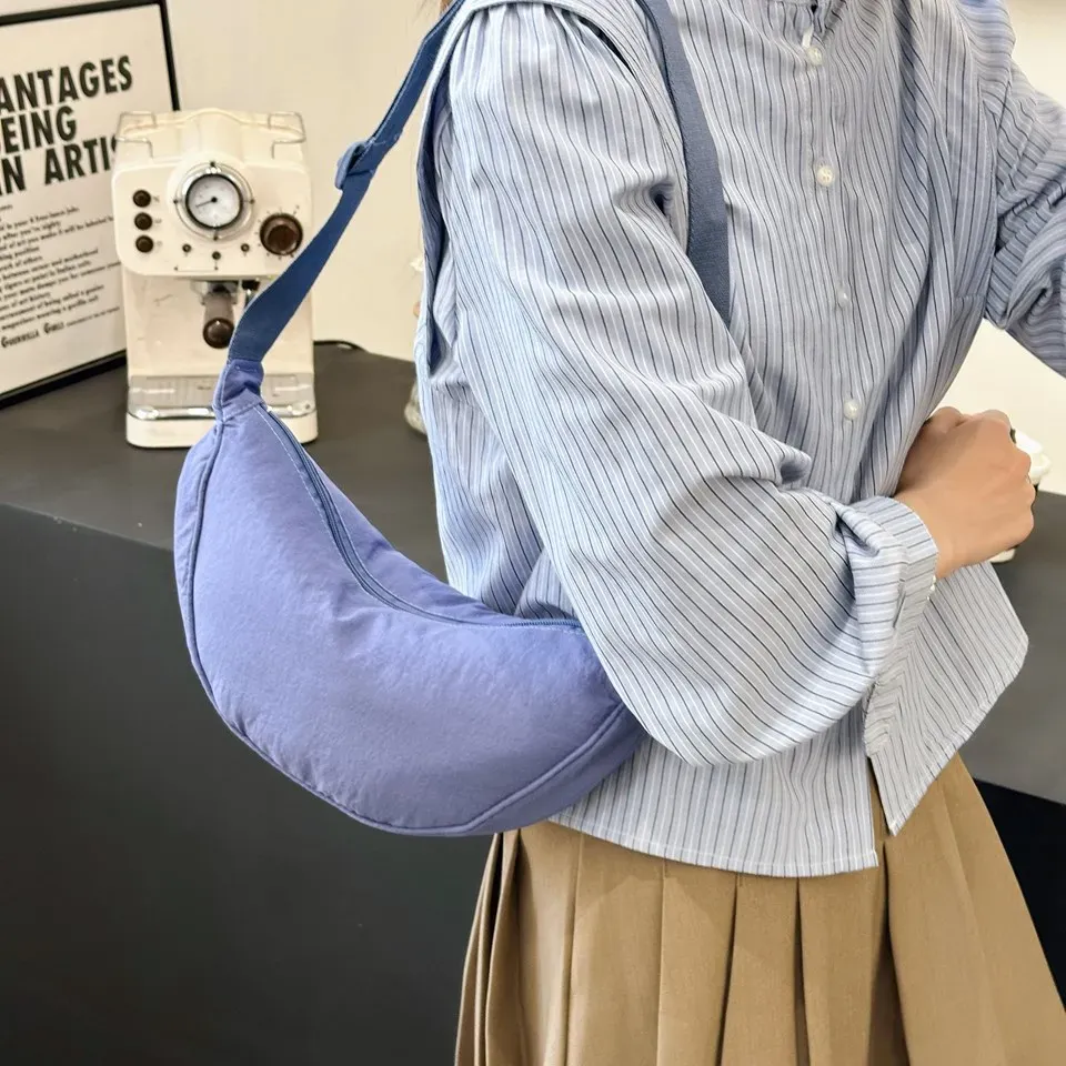Sac à bandoulière Hobos porté au quotidien