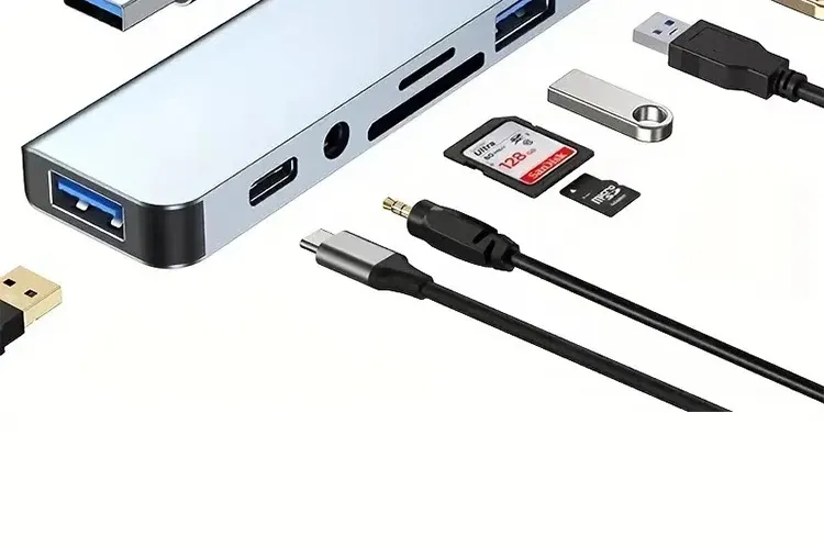 Hub USB-C raccordé à un ordinateur portable