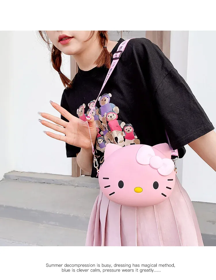 Sac Hello Kitty porté à l'épaule
