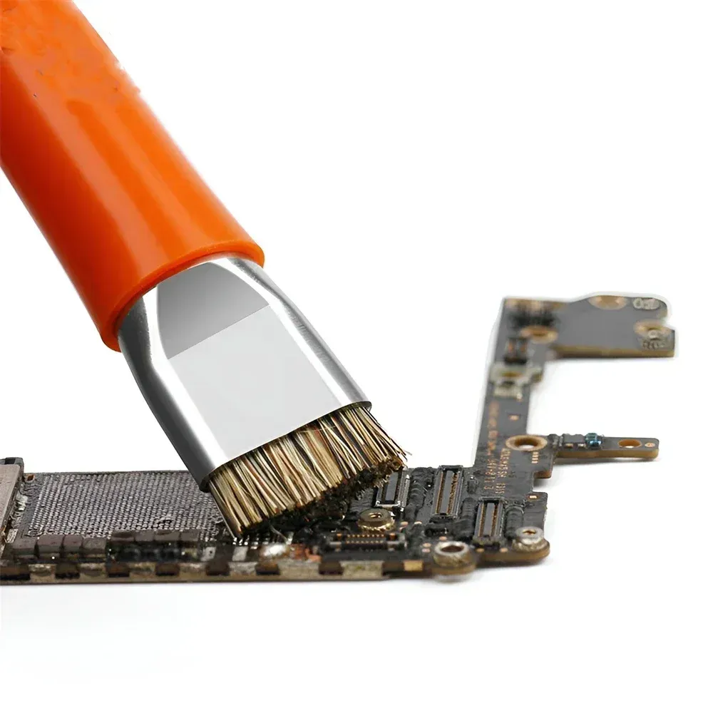 Brosse ESD en utilisation sur circuit imprimé