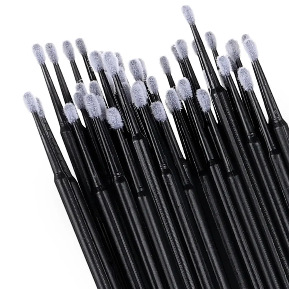 Brosse de nettoyage de cils en cristal, en situation