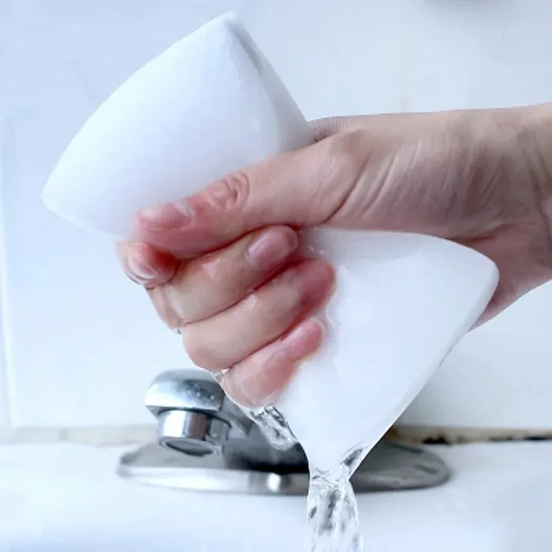 Éponge mélamine pour le nettoyage de la salle de bain