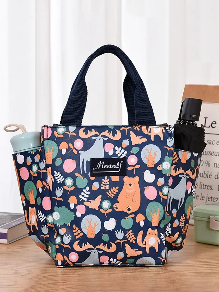 Sac en toile porté à la main, ambiance quotidienne