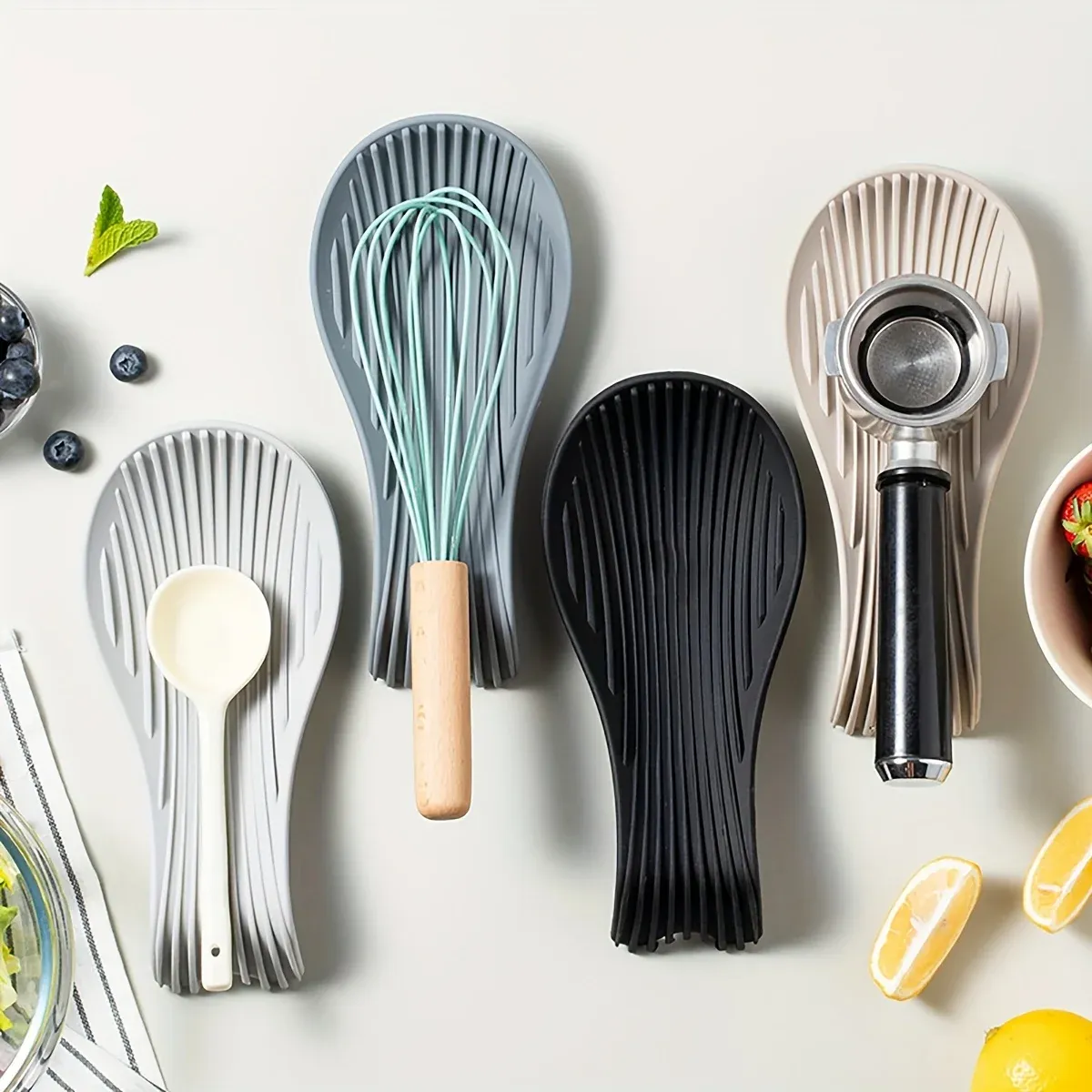 Porte-cuillère en silicone au design épuré sur un plan de travail de cuisine