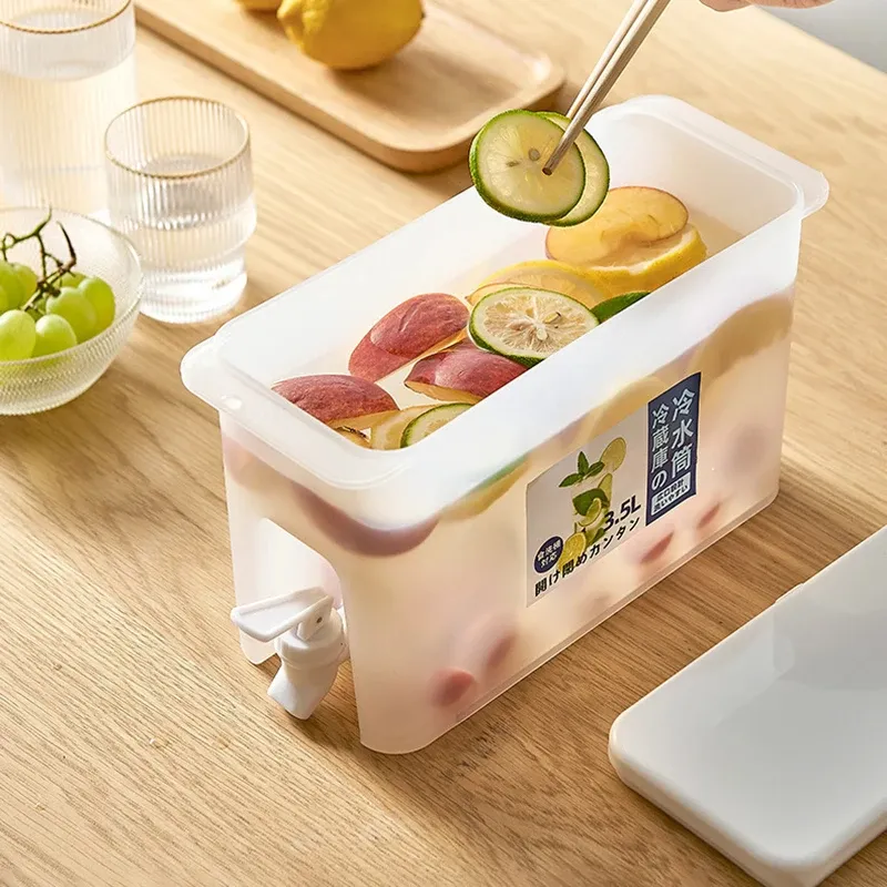Carafe à eau froide en contexte familial