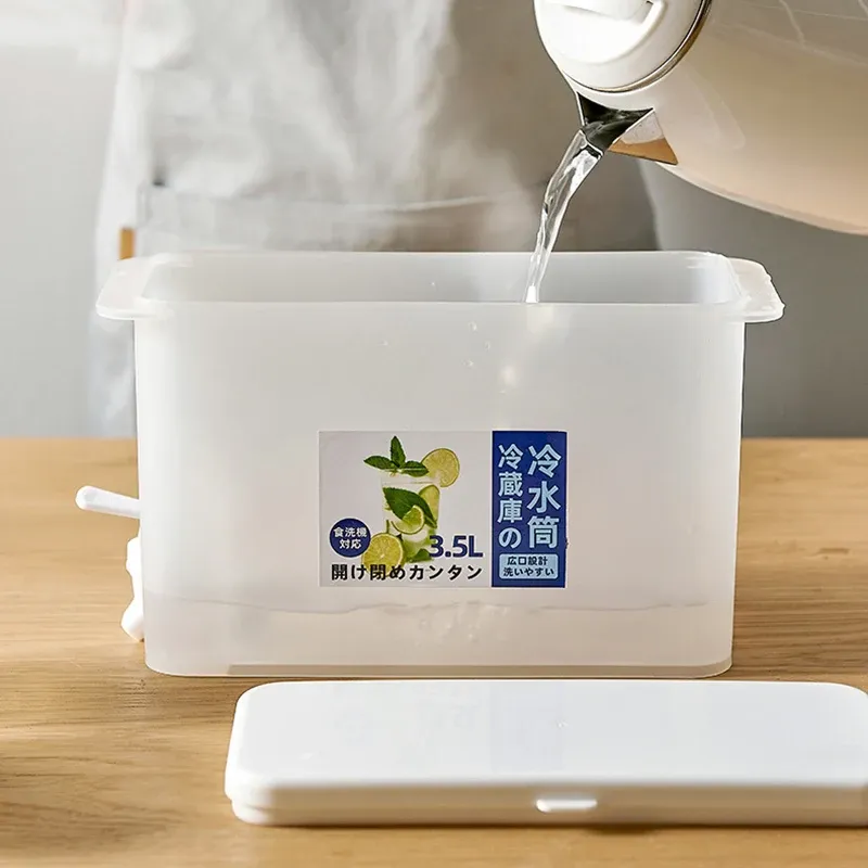 Carafe à eau froide lors d'un pique-nique