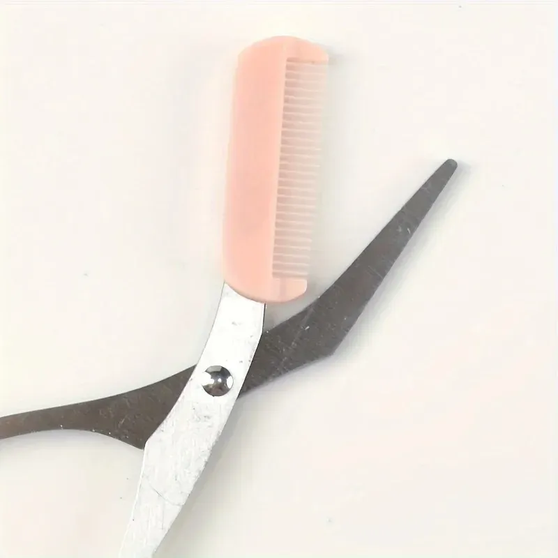 Ciseaux de coupe de sourcils, vue rapprochée