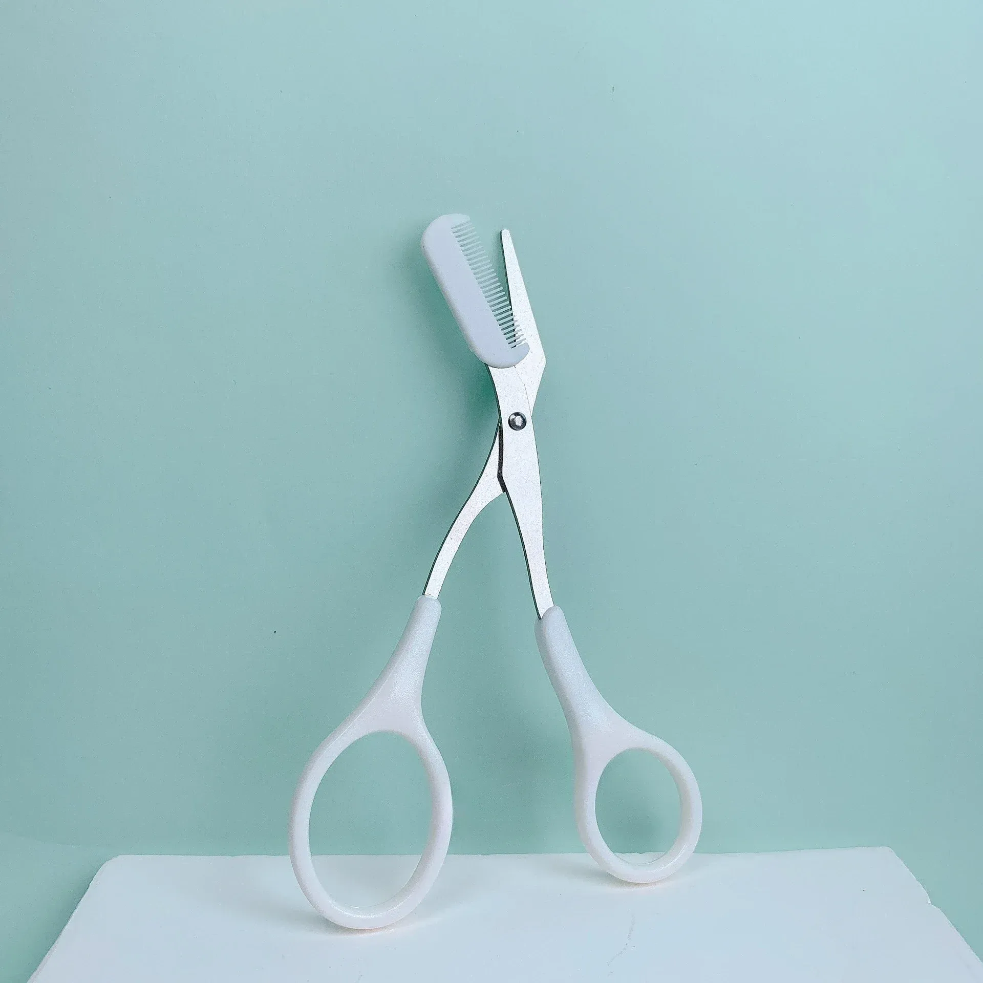 Ciseaux à sourcils roses avec peigne intégré en acier inoxydable, outil de toilettage précis pour des sourcils parfaits, 1 pièce 7