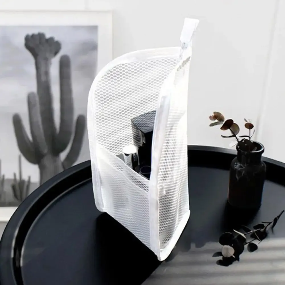 Trousse de toilette en maille, détail du design transparent