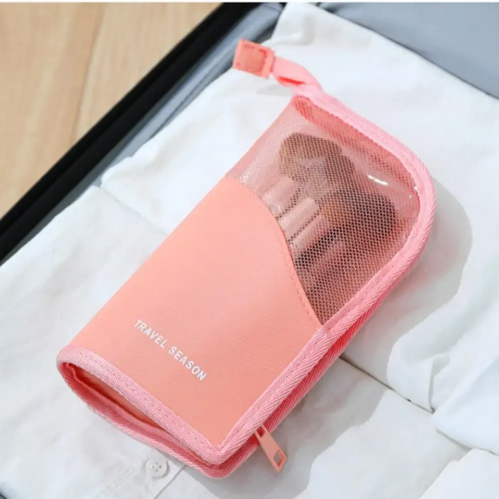 Trousse de toilette en maille, ambiance salle de bain