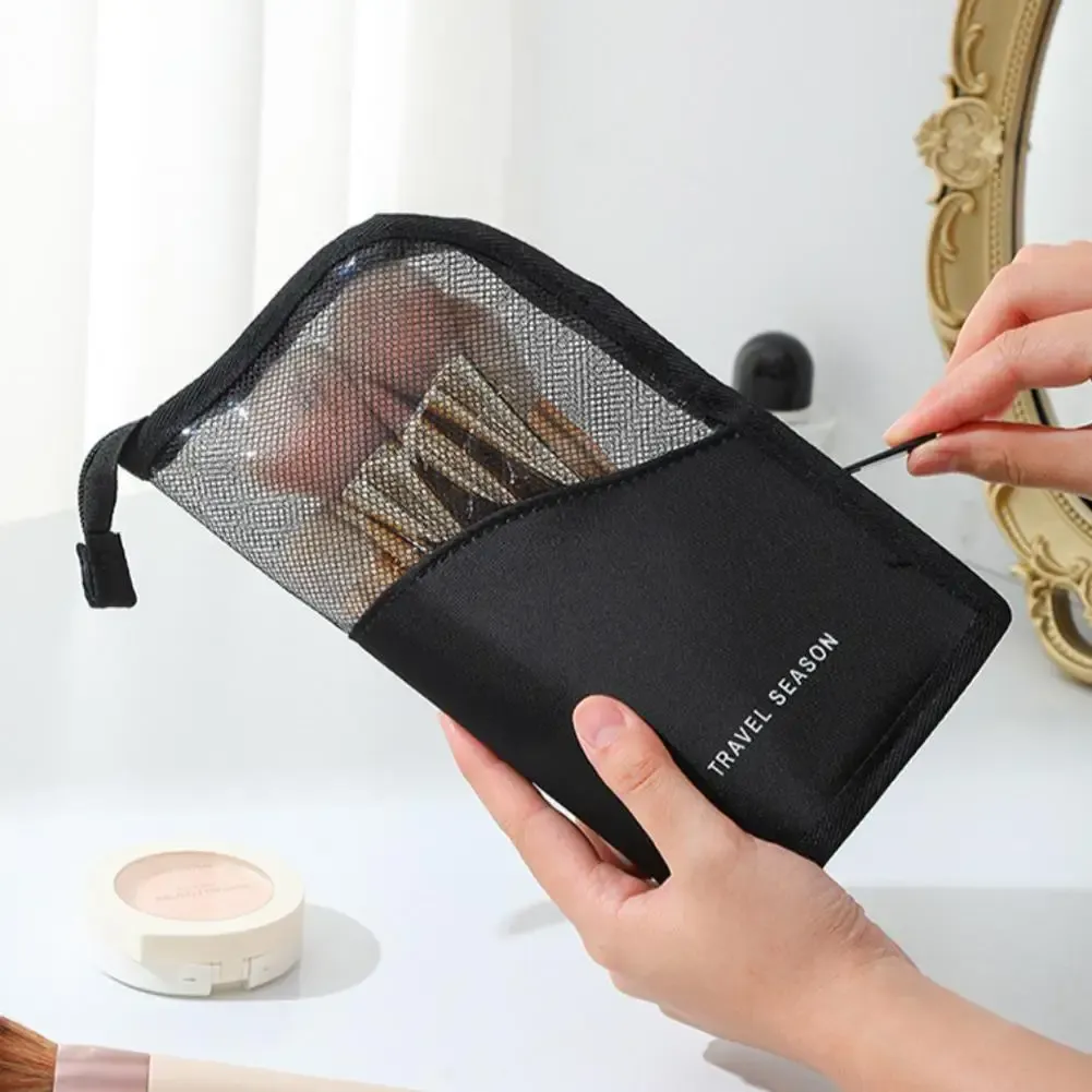 Trousse de toilette en maille, mise en situation