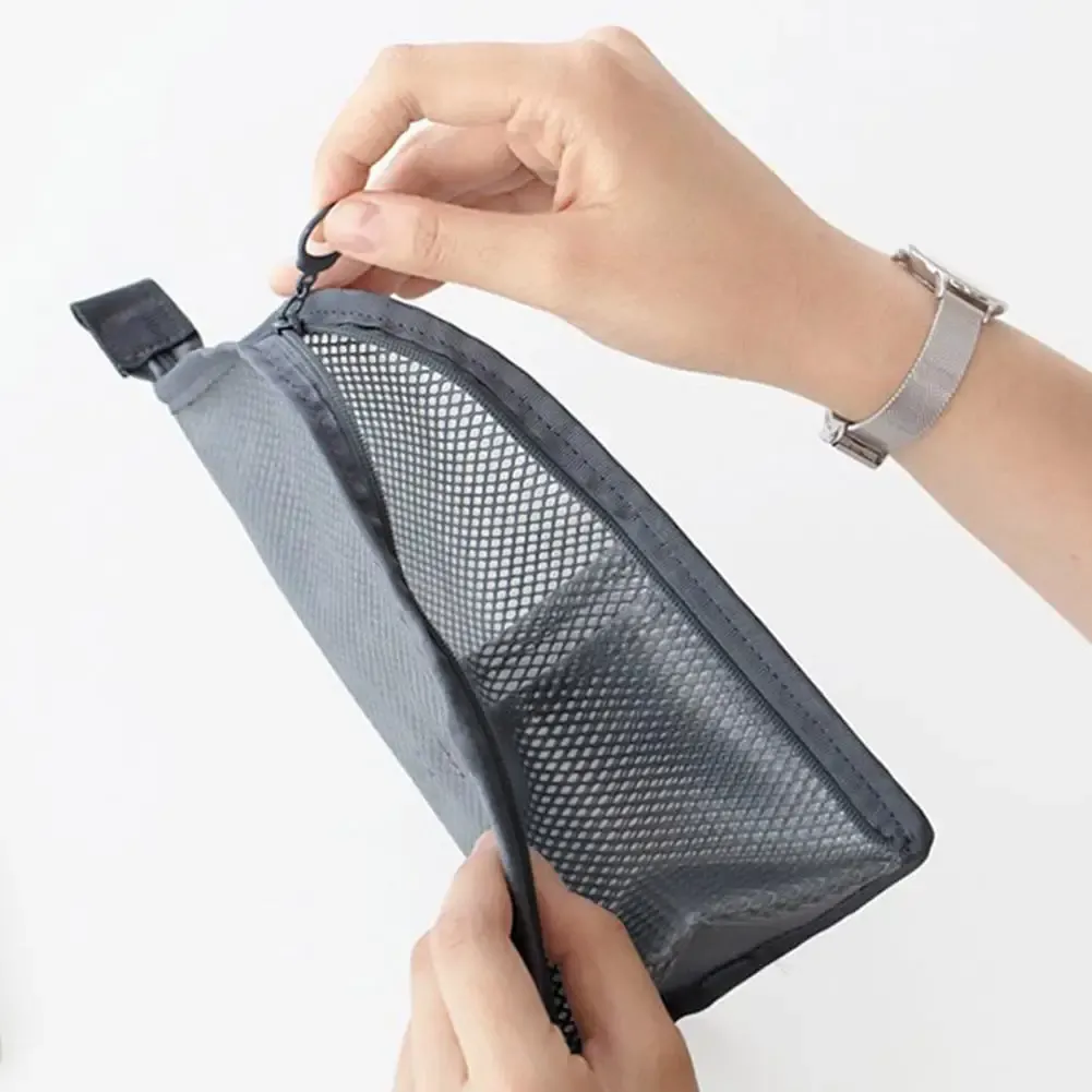 Trousse de toilette en maille, ouverture de la fermeture éclair