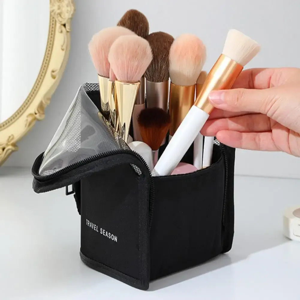Trousse de toilette en maille, vue latérale