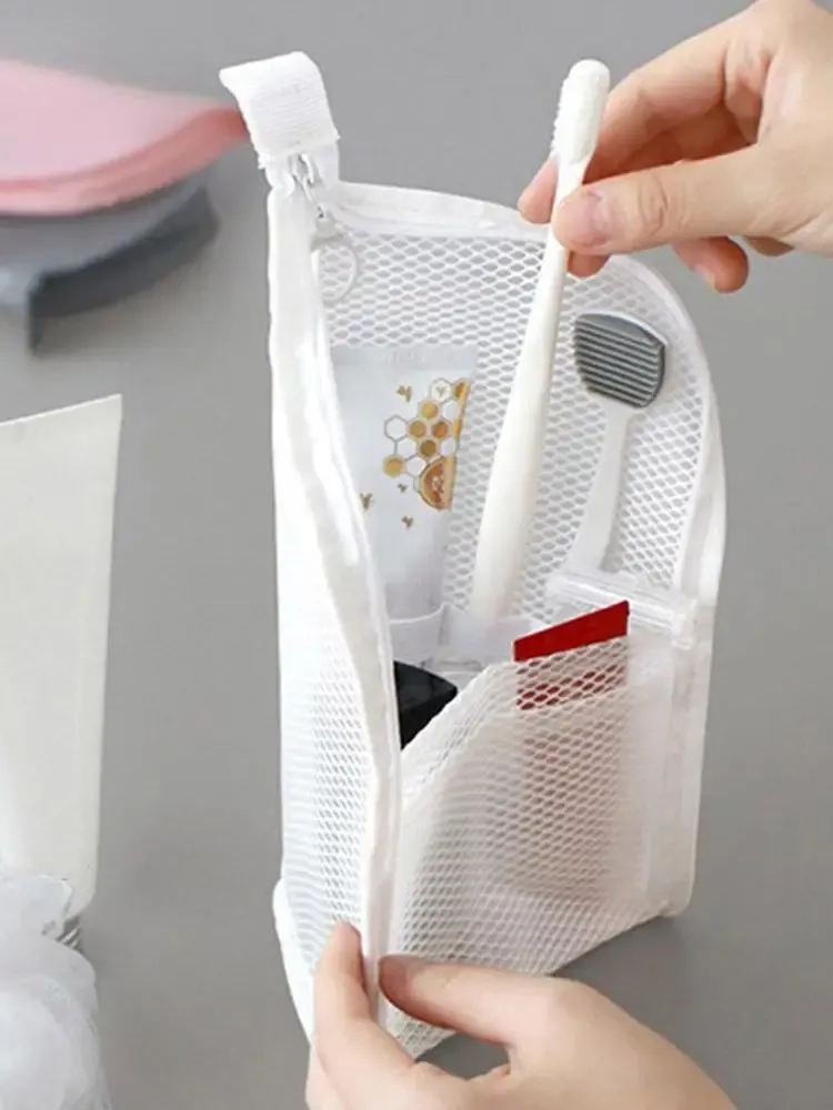 Trousse de toilette en maille, présentation verticale