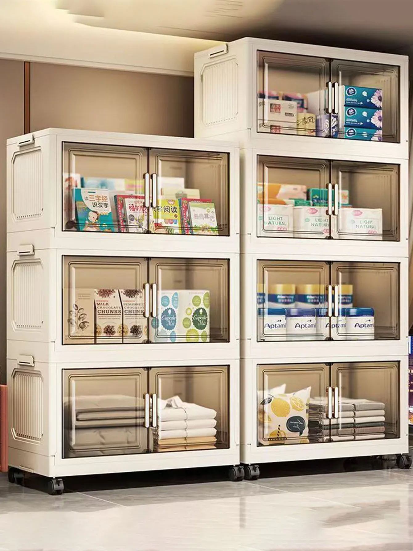 Armoire de rangement pliable au design épuré dans un salon lumineux
