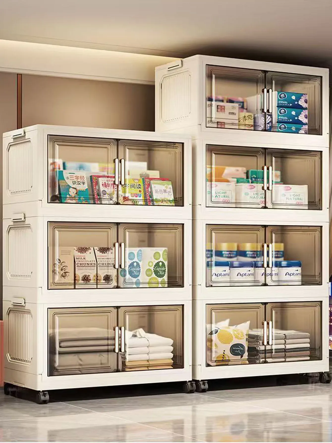 Armoire de rangement pliable dans une cuisine organisée