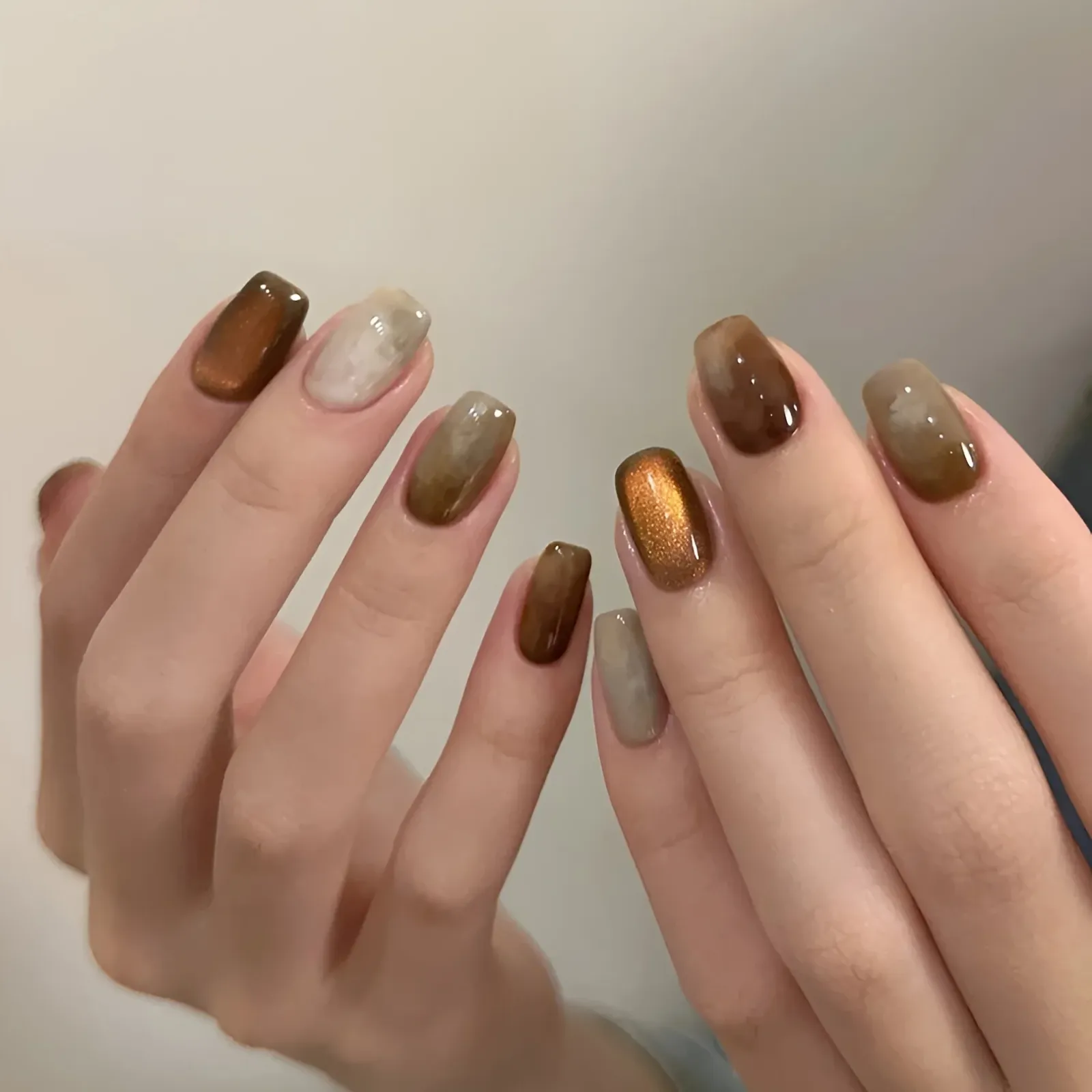 Création de nail art effet œil de chat en gros plan