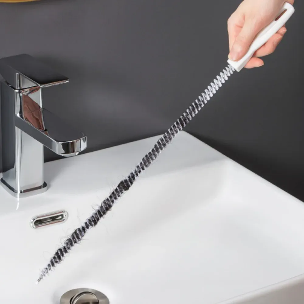 Utilisation de la brosse dans un évier