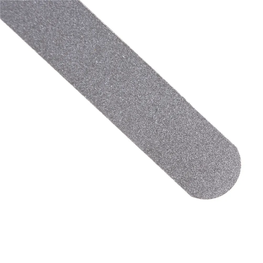 Détail des finitions noir et argent de l'aiguiseur
