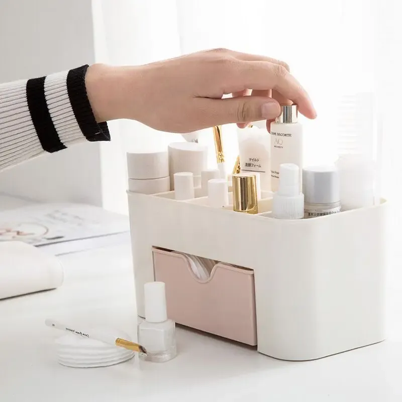 Organisateur de maquillage rempli de produits de beauté