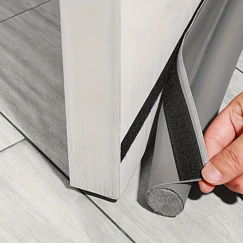 Joint insonorisant installé au pied d'une porte de salon