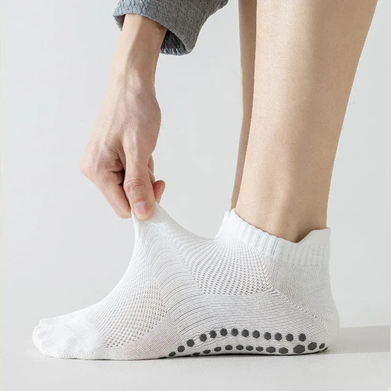 Chaussettes de yoga homme en coton fines, antidérapantes à picots en silicone, coupe basse pour le Pilates 4