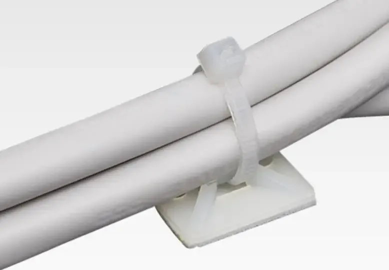 Supports de câble blancs fixés sur une surface