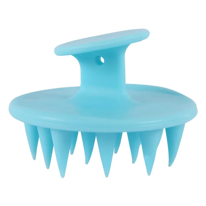 Brosse à shampoing en silicone dans une salle de bain