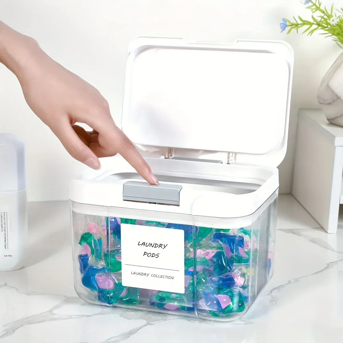 Boîte organisatrice pour capsules de lessive en situation
