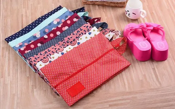 Détail de la finition du sac de rangement pour chaussures