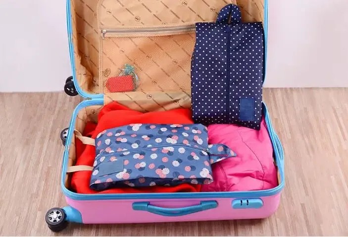 Sac à chaussures pliable rangé dans une valise