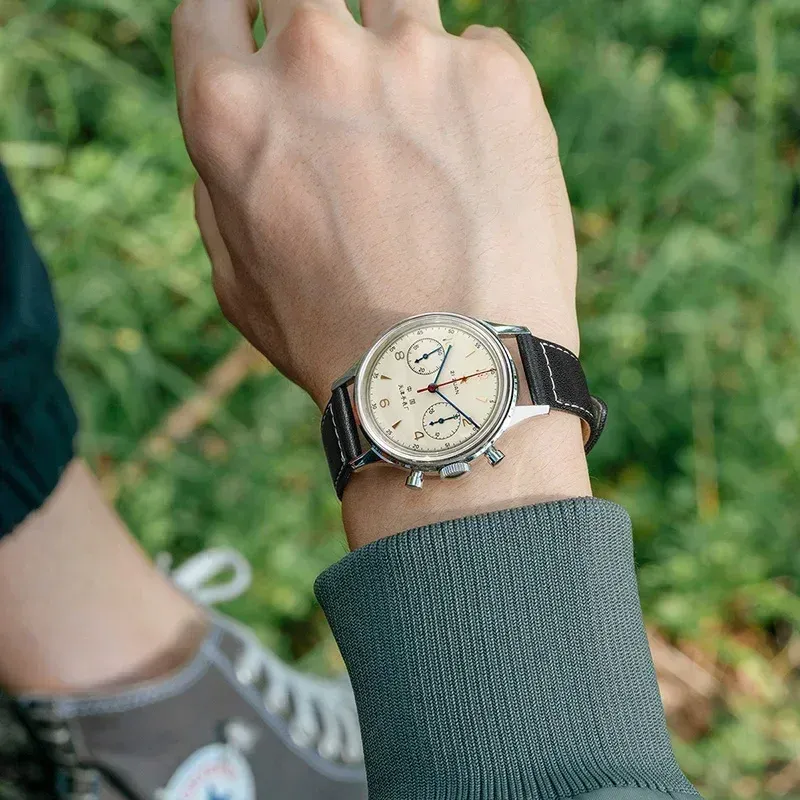 Montre pilote vintage pour homme, gros plan sur le cadran