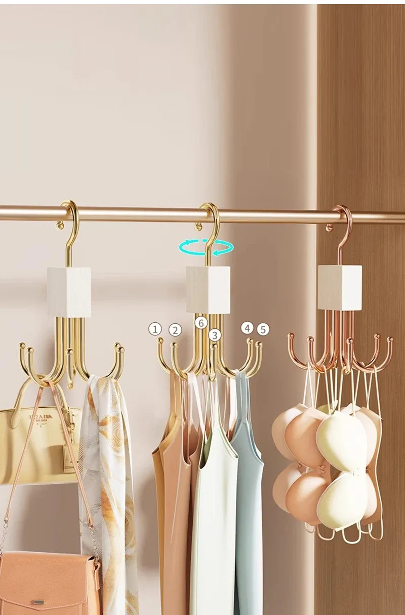 Cintre rotatif à 360° pour ceintures, en situation dans le dressing