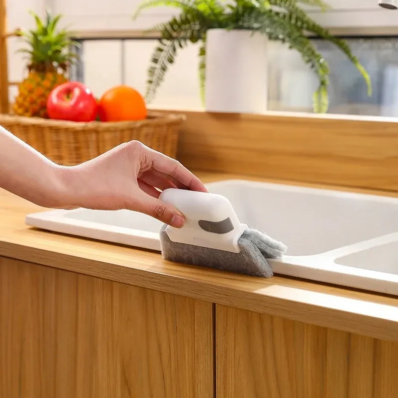 Brosse de nettoyage multifonctionnelle en situation d'utilisation