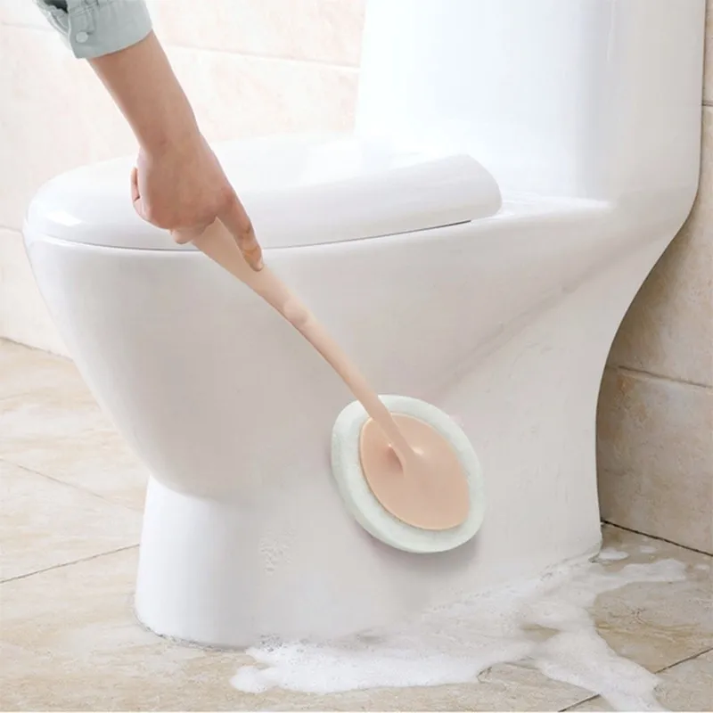 Utilisation de la brosse dans la salle de bain