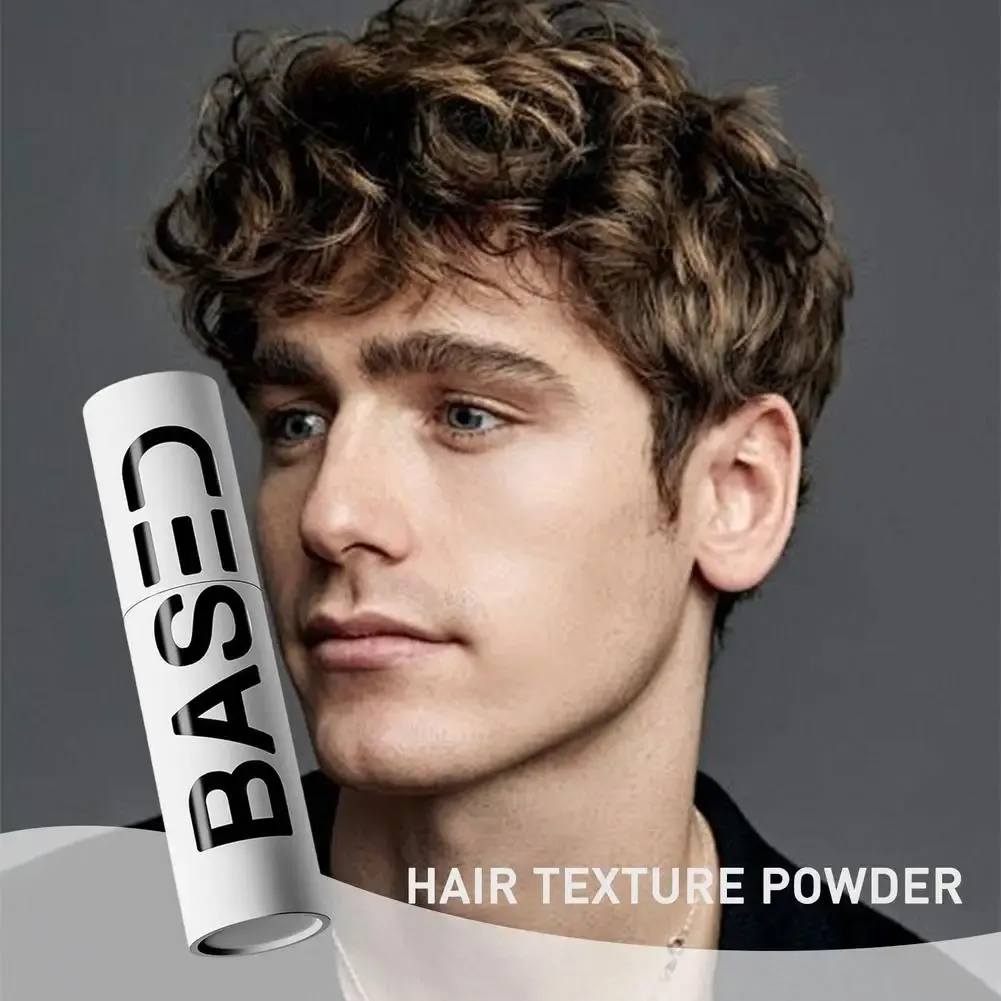 Poudre de texture capillaire appliquée sur les cheveux