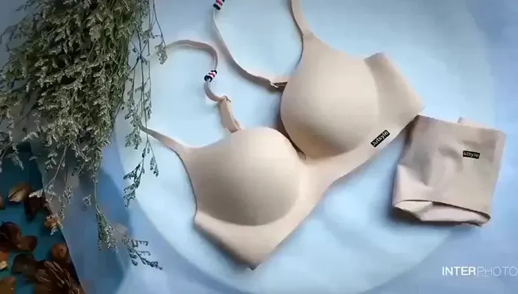 Soutien-gorge en soie glacée porté au quotidien