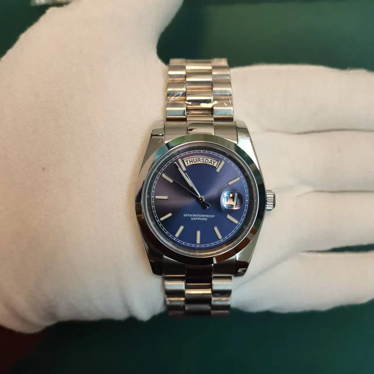 Montre Beat Quartz pour homme, porté au poignet